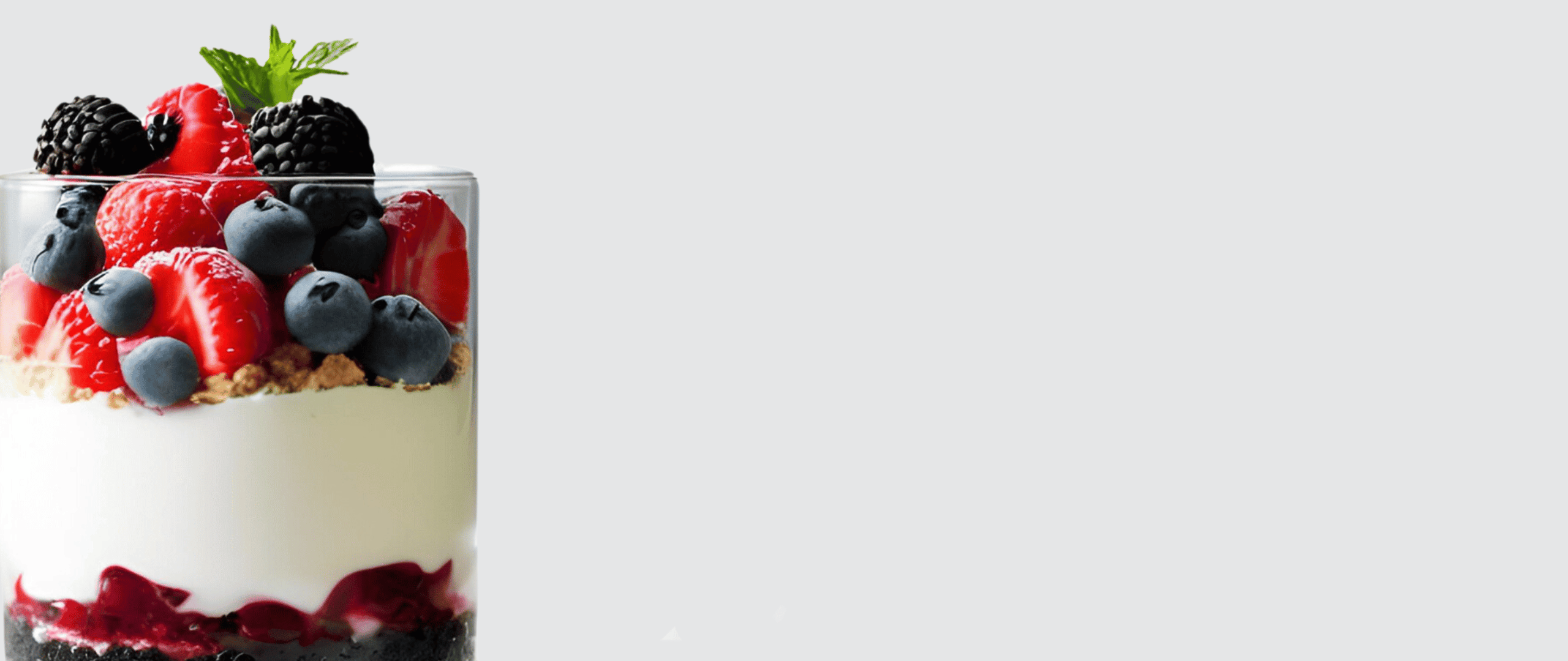 Oreo-Joghurt-Dessert mit Beeren in vegan I Schichtdessert Oreo-Joghurt-Dessert mit Beeren in vegan I Schichtdessert